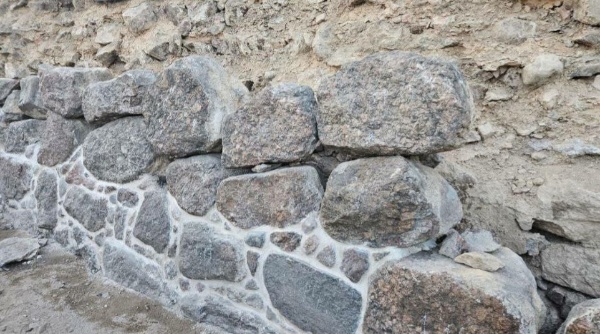 На Южном валу Выборгского замка продолжаются реставрационные работы. Сейчас специалисты занимаются реставрацией стены, сохраняя подлинность одного из символов Выборга. Для этих целей используют традиционные известковые растворы, которыми пользовались столетия назад. В Администрации Ленобласти сообщили, что верх вала укроют глиняным замком.  