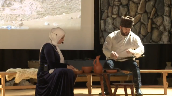 В Сунженском районном Доме культуры состоялась яркая постановка старинного ингушского обряда «Посвящение в мужчины». 

Центральное испытание для юношей в этом обряде — ответы на сложные вопросы, отражающие жизненный опыт и моральные ценности народа. 

Традиционно «Посвящение в мужчины» проводилось осенью после сбора урожая. Успешно пройдя испытания, юноша получал право надеть ингушскую шапку и национальный аксессуар — т1ехкр. Это символизировало его вступление во взрослую жизнь и возможность участвовать в общественных делах. 