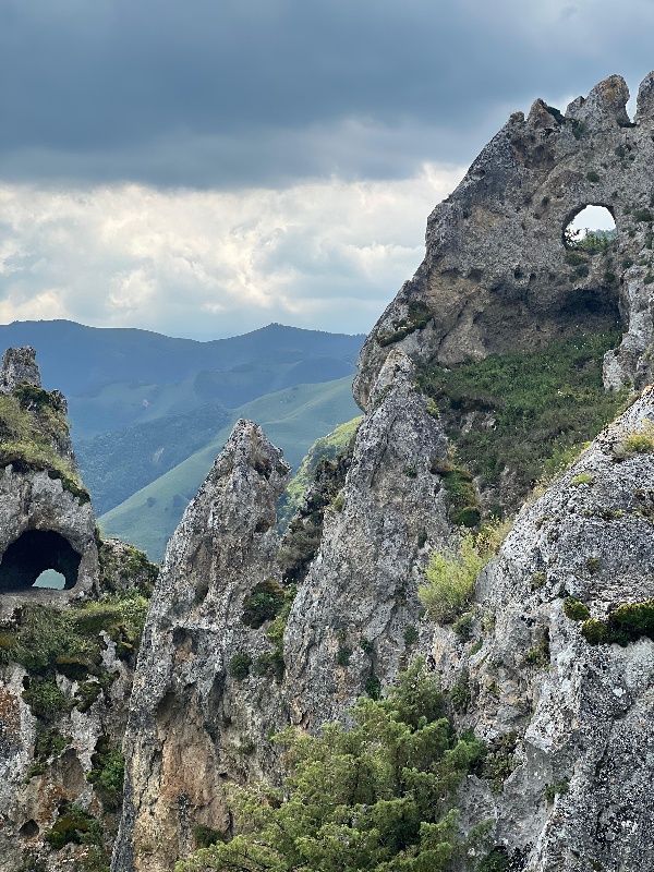 На днях состоялась экскурсия в Вийлах, которая оставила у участников яркие впечатления и массу положительных эмоций. Гости познакомились с богатой историей местности, прогулялись по живописным уголкам и узнали множество интересных фактов о культурном наследии региона.