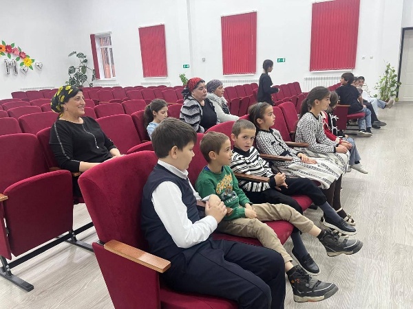 В Доме культуры с. п.Ляжги состоялась беседа, приуроченное к Всемирному дню борьбы со СПИДом. Организатором выступила методист Измайлова Р. У.

Цель мероприятия — повысить осведомлённость жителей о проблеме ВИЧ/СПИДа, рассказать о путях передачи вируса и мерах профилактики, а также развеять распространённые мифы и снизить уровень стигматизации людей, живущих с ВИЧ.

В рамках беседы-презентации участники: узнали об истории Всемирного дня борьбы со СПИДом; познакомились с основным символом акции — красной ленточкой (она символизирует сострадание, поддержку и надежду на будущее); получили информацию о том, что такое ВИЧ и СПИД, как передаётся вирус и какие меры предосторожности помогают снизить риски; получили информационные памятки с ключевыми сведениями о заболевании, его признаках и профилактике.