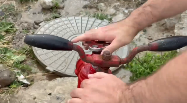 В Сунже запущена новая скважина, обеспечивающая водой жителей улицы Менделеева. 

 Новая скважина гарантирует стабильное водоснабжение жителей. Для обеспечения безопасности объекта создана охранная зона, соответствующая всем необходимым нормам. 