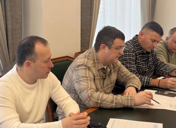 Руководители Кавказ.РФ Андрей Юмшанов, Хасан Тимижев и Владимир Лапухин провели встречу в Чечне с зампредом Правительства ЧР Рустамом Шаптукаевым, министром туризма Муслимом Байтазиевым и региональной командой, отвечающей за проект курорта «Ведучи».

«Совещание прошло конструктивно: обсудили со всеми подрядчиками механизм завершения строительства инфраструктуры, монтажа и пусконаладки VL1. Особое внимание уделено инженерно-техническом сопровождению запуска этой сложной канатной дороги», — сообщил гендиректор Кавказ.РФ Андрей Юмшанов.

В этом году стройка на «Ведучи» выходит на финальный этап.