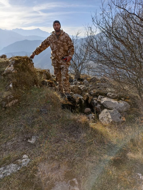 Во время проведения плановых работ по выявлению и учету ранее неучтенных памятников архитектуры, сотрудниками Джейрахско-Ассинского музея-заповедника на территории башенного комплекса «Коали», расположенного на отроге горы Цей-Лоам, в 800 м выше комплекса Герите, обнаружена ранее неучтенная постройка, предположительно, храма-святилища.

Выявленная постройка расположена в западной части комплекса, на пологом горном склоне. Состояние руинированное, сохранилась лишь часть южной стены на высоту до 1 метра. Для получения более детальной информации необходимо произвести археологические работы.

На территории комплекса также находится природный родник, который осенью 2024 г был облагорожен выходцами с этого комплекса.