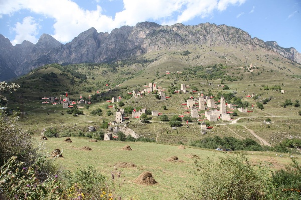 Сотрудники музея-заповедника провели мониторинг склеповых сооружений башенного комплекса «Эгикал», которые сохранили значительную часть своего первоначального объема. Эти сооружения находятся в западной части комплекса, на склоне горы.

