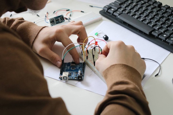 В Назрановском районе прошёл чемпионат по программируемой электронике «Электрон-2026».

На базе детского технопарка «Кванториум» состоялся республиканский чемпионат, объединивший школьников 6–11 классов.

Участники выполняли практические задания по радиоэлектронике и программируемым системам на базе Arduino: собирали электронные схемы, разрабатывали «умные» устройства — от датчиков освещения до систем климат-контроля и кодовых замков.

Отдельной номинацией стала «Пайка», где оценивались точность, качество и аккуратность выполнения работ. 

Проведение таких мероприятий позволяет школьникам развивать инженерные навыки и интерес к современным технологиям.