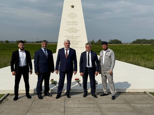 Сунженский район Ингушетии и Добринский район Липецкой области заключили соглашение о сотрудничестве

Глава Сунженского района Иса Татиев и глава Добринского района Александр Пасынков подписали соглашение, которое откроет новые возможности для деловых связей, обмена опытом и ресурсами. Это важный шаг к достижению общих целей и укреплению межрегиональных связей. 

В рамках визита глава Сунженского района также посетил мемориал Героя России Суламбека Осканова и возложил цветы в знак памяти и уважения. 

Иса Татиев выразил благодарность за теплый прием и подчеркнул важность межмуниципального сотрудничества для развития диалога, взаимопонимания и дружбы. 