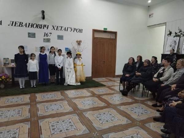 В рамках национального проекта «Семья» в Лескенской модельной библиотеке прошёл тематический вечер «Наш Коста», приуроченный к 167-летию со дня рождения основоположника осетинской литературы Коста Хетагурова.

Сотрудники библиотеки вместе с работниками ДК и учащимися МБОУ СОШ с. Лескен провели для получателей социальных услуг отделения социального обслуживания на дому №2 обзорную беседу о жизни и творчестве поэта. Участники вечера узнали много интересных фактов из биографии Коста.

Завершили программу музыкальными номерами на стихи поэта, что стало ярким подтверждением многогранности его таланта.