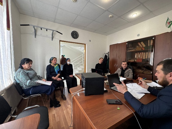 17 февраля 2026 года в Администрации Джейрахского муниципального района прошло третье  заседание межведомственной комиссии по делам несовершеннолетних и защите их прав. 

На повестке дня были следующие вопросы:

1. Рассмотрение административных материалов в отношении ряда граждан.

- Были изучены случаи нарушения прав несовершеннолетних и приняты меры по их устранению.

2. Анализ текущей работы комиссии. 

- Обсудили эффективность проводимых мероприятий и необходимость внесения изменений в работу комиссии.

По каждому рассмотренному делу комиссия приняла соответствующие решения и дала рекомендации. Это позволяет обеспечить защиту прав детей и подростков, проживающих на территории района. Регулярные заседания позволяют оперативно реагировать на возникающие проблемы и улучшать качество защиты прав несовершеннолетних.