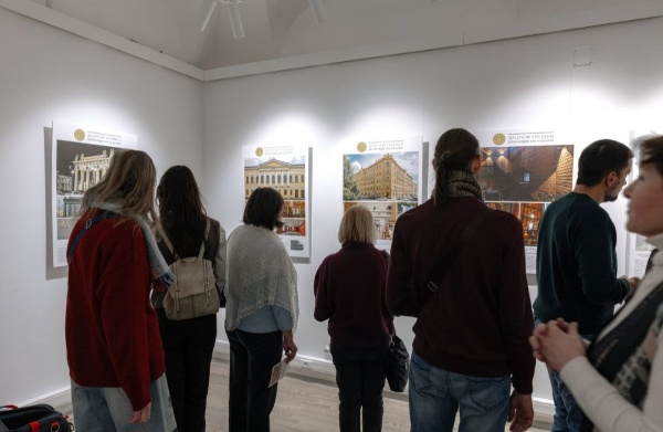 Вчера в выставочном зале здания Двенадцати коллегий Санкт-Петербургского государственного университета состоялось торжественное открытие выставки "Память и прогресс". Экспозиция организована СПбГУ, Всемирным клубом петербуржцев и оргкомитетом Международной премии "Золотой Трезини". Символично, что впервые в истории премии "Золотой Трезини" выставка работ ее лауреатов проходит в здании, возведенном по проекту самого Доменико Трезини. 

И конечно в экспозиции присутствуют работы от "АСМ Групп".