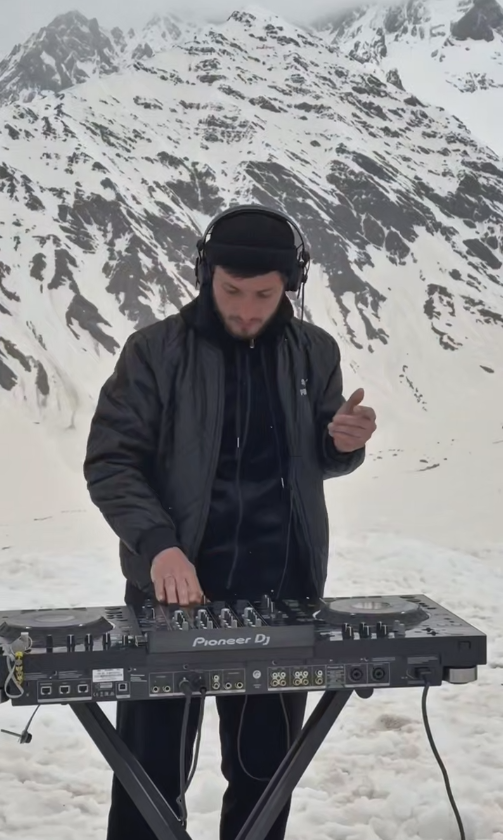 On December 27, Mamison will host days of music, meetings, and pre-New Year creative inspiration.

On the main square:
11:00 a.m. to 4:00 p.m. — DJ sets
2:00 p.m. to 3:00 p.m. — singing at the top of our lungs with Anna Dzeevoeva