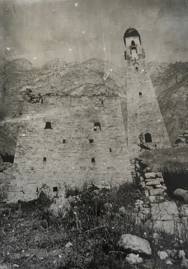 Государственный исторический музей Москвы передал историкам "АСМ Групп" уникальные фотографии башенного комплекса Лейми в горной Ингушетии, сделанные экспедицией Е.Шиллинга.