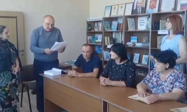 В рамках реализации национального проекта «Семья» и в целях укрепления традиционных духовно-нравственных ценностей в Доме культуры села Новый Урух Ирафского района Республики Северная Осетия-Алания прошла литературная гостиная, посвящённая 198-летию со дня рождения Льва Николаевича Толстого.

Мероприятие, организованное совместно с сельской библиотекой, получилось по-настоящему тёплым и «читательским». Гости не просто вспоминали классика, но и говорили о вечных темах, которые так тонко чувствовал великий писатель: о совести, поиске смысла жизни и силе слова.

Участники викторины и живых обсуждений отметили особую атмосферу вечера. Казалось, сам дух писателя незримо присутствовал в зале, напоминая о главном. Звучали любимые отрывки из произведений, рождались искренние дискуссии.

