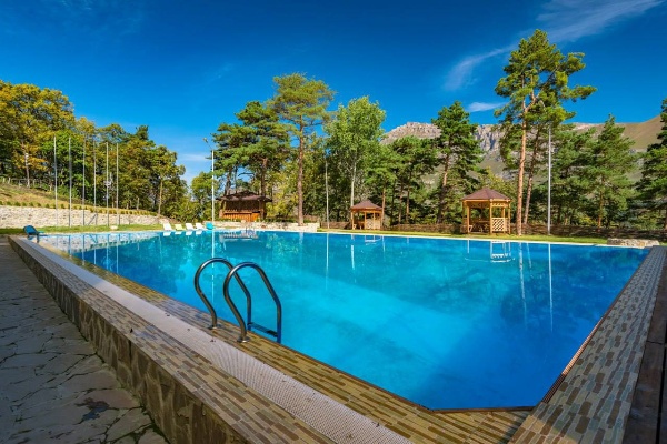 В апреле на всесезонном курорте «Армхи» для гостей заработают новые возможности для активного отдыха и оздоровления.

Через несколько недель отдыхающим станут доступны сразу семь популярных видов развлечений: конные прогулки, 
квадроциклы, экскурсии к древним ингушским башням, посещение бассейна, летние тюбинги, а также программы SPA и оздоровления.

Весна в Джейрахском ущелье считается одним из самых красивых периодов: склоны покрываются зеленью, чистый горный воздух наполняет энергией, а тишина у башенных комплексов создаёт особую атмосферу для отдыха и восстановления.