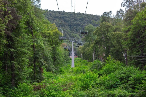 На территории «Армхи» началась большая работа по обновлению курорта. Канатная дорога закрывается на демонтаж, потому что на её месте появится новая, современная и ещё более удобная. А вместе с ней — отели, рестораны и новые возможности для отдыха. Всё это для того, чтобы пребывание в Армхи стало ещё ярче и комфортнее.

Многие ждали подъёма на канатке уже сейчас, поэтому тем, у кого она была включена в тариф, подготовлен приятный бонус — бесплатное посещение бассейна «Дельфин».