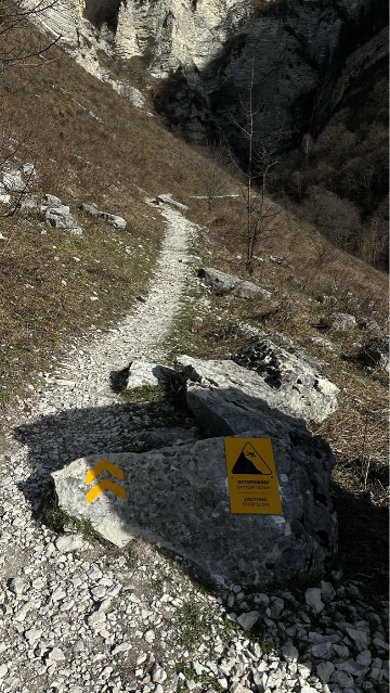 Знак «Осторожно! Крутой склон»