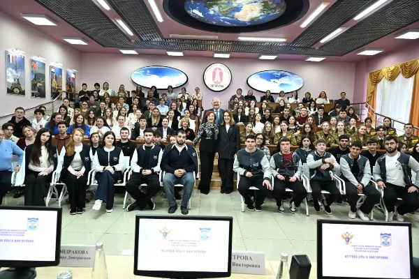 В ПГУ прошла встреча заместителя Министра науки и высшего образования Российской Федерации Ольги Викторовны Петровой со студенческой молодёжью.

Во встрече приняли участие представители всех Институтов и Высших школ, Совета обучающихся при Минобрнауки России, студенческого научного общества и общества молодых учёных, а также активисты Совета студентов и аспирантов ПГУ, Первичной Профсоюзной организации студентов и аспирантов ПГУ ОПО, Первичного отделения «Движение Первых», студенческого спортивного клуба «Пятигорские орлы», студенческого педагогического отряда «КМВ» ПГУ, волонтёрского центра «ПРОФИ-СОЦИ-ЛИНГВА», клуба «Духовное наследие». 

Вместе обсудили развитие студенческого движения и роль молодёжи в университете, а Ольга Викторовна рассказала о своём жизненном пути и поделилась яркими моментами из своей профессиональной и студенческой жизни. Заместитель министра отметила активность студентов, их включённость и желание менять жизнь в лучшую сторону. 

Такие встречи подтверждают, что университет – это не аудитории и лекции, но прежде всего люди, которые готовы брать ответственность за будущее, предлагать и создавать.