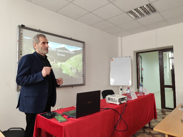 20 января в Национальной библиотеке Чеченской Республики имени А.А. Айдамирова состоялся семинар на тему «Чеченская башенная архитектура»,

Семинар провёл старший научный сотрудник отдела археологии и архитектуры Аргунского государственного историко-архитектурного и природного музея-заповедника Р.С. Баканаев. В ходе мероприятия были рассмотрены история и особенности чеченской башенной архитектуры, её культурное значение, а также современные подходы к сохранению и реставрации башенных комплексов.

В работе семинара приняли участие специалисты учреждений культуры. Мероприятие стало важной площадкой для профессионального обмена и обсуждения вопросов сохранения архитектурного наследия Чеченской Республики.