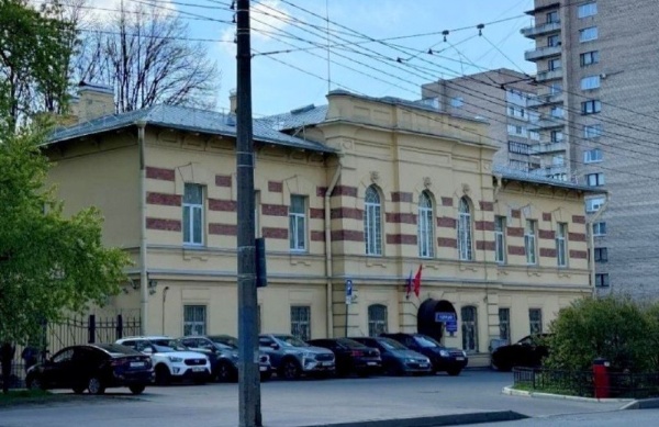 Бывшее здание богадельни для престарелых членов Общества вспоможения приказчикам и сидельцам на Кондратьевском проспекте, 87 в Петербурге признано региональным памятником.

Здание богадельни и церкви при ней было построено в 1901-1903 годах по проекту гражданского инженера Николая Никитина. Первый этаж был предназначен для квартир священника, псаломщика и администрации, второй занимала церковь и помещения для призреваемых. 

Фасады здания решены в формах эклектики.

В 1924 году церковь, а вместе с ней и сама богадельня, были закрыты, здание заняла 149 Советская трудовая школа. В 1940 году и во время Великой Отечественной войны здесь находилась начальная школа.

По материалам КГИОП СПб.