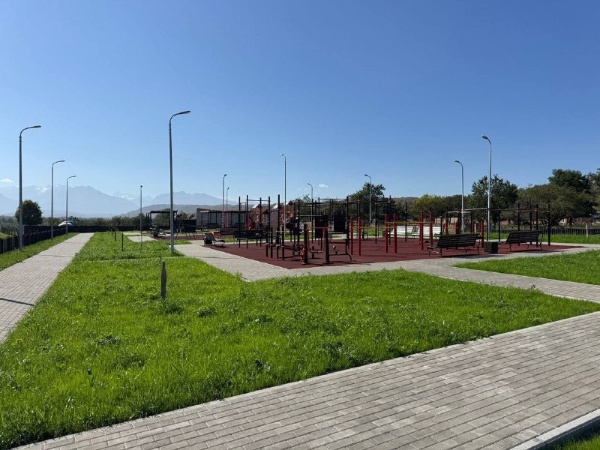 В результате реализации национального проекта «Инфраструктура для жизни» въездная зона с. Лескен была благоустроена в 2025 году.

Ключевая особенность проекта заключается в том, что данную территорию выбирали для облагораживания сами жители в ходе Всероссийского онлайн-голосования в 2023 году. Работы проводились в два этапа.

В результате благоустройства здесь создано современное общественное пространство для семейного досуга, культурных событий и прогулок, занимающее площадь свыше 3000 кв. м.