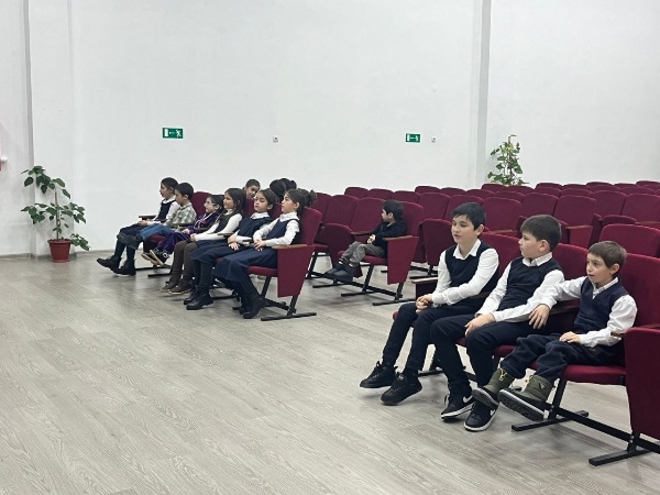 В Доме культуры с. п. Ляжги прошёл познавательный час «Особый мир — театр», приуроченный к Международному дню театра!

Под руководством художественного руководителя Газдиевой М. Р. участники познакомились с рассказом А. П. Чехова «Хирургия» и обсудили его особенности — в том числе возможности сценической интерпретации произведения.