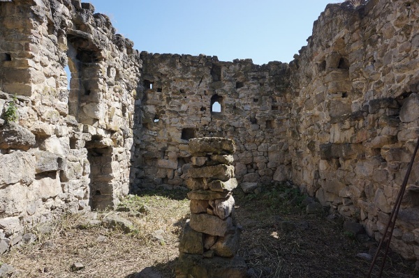 Сотрудники музея-заповедника провели мониторинг средневекового башенного комплекса «Мецхал». 

Мецхал — крупный башенный поселок замкового типа на отроге горы Мат-Лам, в 0.7 км северо-восточнее Фалхана. Поселок состоял из 2-х обособленных, но тесно взаимосвязанных, мощных башенных замковых комплексов Точиевых и Котиевых. 

В настоящее время, в ходе проведенного мониторинга по учету и фиксации объектов культурного наследия, а также оценки их технического состояния, сотрудниками было зафиксировано 19 жилых башен, 2 заградительные стены, 1 мечеть, 2 надгробных сооружения, 2 оборонительные стены, 1 полубоевая башня, 3 родника, 6 склепов, 40 стел, 4 хозяйственные постройки и 7 руин каменных построек. 

Все объекты комплекса находятся в неудовлетворительном состоянии, им требуются срочные противоаварийные и восстановительные работы. В целом на всех сооружениях наблюдаются глубокие сквозные трещины, подмыв оснований, вывал кладки камней. 

В результате проведенных полевых работ, на все ОКН комплекса составлены акты технического состояния, которые будут использованы в дальнейшей работе. 