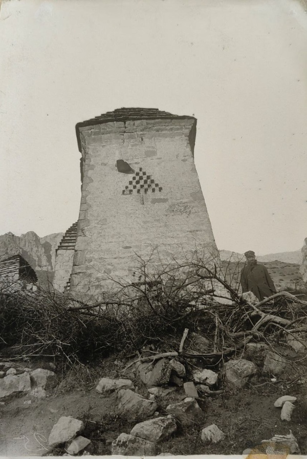 Государственный исторический музей Москвы передал историкам "АСМ Групп" уникальные фотографии 1920-х годов башенного комплекса Таргим в горной Ингушетии, сделанные экспедицией Е.Шиллинга.
