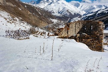 Старая церковь с захоронением