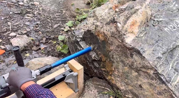 Trial diamond drilling has begun on a section of the rock foundation on which the historic towers and crypts of the Vovnushki Tower Complex, which is in a state of disrepair, are located. We hope that, first and foremost, the “treatment” of the rocks will help to preserve this unique Ingush complex.