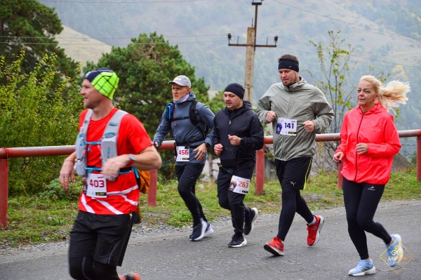 В Армхи состоялся седьмой Джейрахский марафон!

На территории живописного Джейрахского района прошёл масштабный спортивный праздник — 7-й марафон «Джейрах». 

В соревнованиях приняли участие спортсмены из разных регионов России — мужчины, женщины и дети. Марафон объединил как профессионалов, так и любителей бега, подарив яркие эмоции участникам и зрителям.

Были проведены забеги на дистанции: 4 км, 10 км, 21 км и 42 км, а также детский забег.
