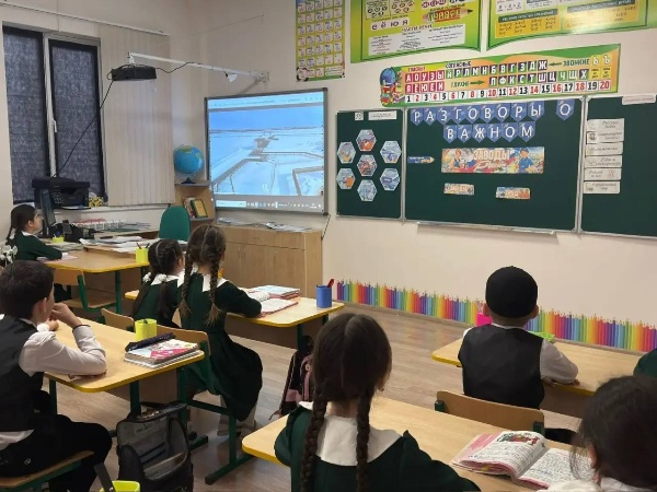 Учебная неделя в ГБОУ «СОШ №5 с.п. Сурхахи» началась с занятия «Разговоры о важном», посвященного теме «Заводы России».

В ходе занятия школьники познакомились с ролью современной промышленности, её достижениями и значением для экономики страны.

Особое внимание было уделено вопросам технологического развития, уважения к труду и значимости инженерных и рабочих профессий.

Содержание занятия было адаптировано с учетом возраста учащихся: от знакомства с базовыми понятиями для младших классов до обсуждения перспектив профессионального самоопределения — для старшеклассников.