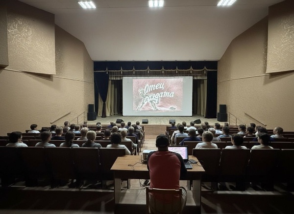 В рамках реализации национального проекта «Семья» в Районном Дворце культуры с.Чикола прошёл кинопоказ, посвящённый Всероссийскому Дню отца. 

День отца - праздник, призванный выразить признательность мужчинам, выполняющим одну из важнейших ролей в семье и обществе. Это день, когда мы особенно остро ощущаем ценность отцовской мудрости, заботы и любви.

Для зрителей показали классику советского кинематографа - фильм «Отец солдата». Картина рассказывает о глубокой, самоотверженной любви отца, который готов пройти через все испытания войны, чтобы найти своего сына. Эта история стала мощным напоминанием о силе родительской любви, жертвенности и стойкости.

Такие мероприятия, проводимые в рамках нацпроекта «Семья», делают культуру доступнее для жителей разных регионов, а также служат укреплению семейных ценностей через искусство. Просмотр и обсуждение фильма, раскрывающего тему отцовства, позволяют задуматься о роли отца как защитника, опоры и нравственного ориентира.