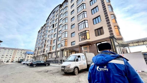 В Сунженском районе Ингушетии старые газовые сети ушли в прошлое.

Завершен масштабный проект по замене устаревших газопроводов. Специалисты АО «Газпром газораспределение Назрань» проложили 59 км новых сетей, обеспечив надежное и безопасное газоснабжение более чем 950 домов.

Уже в сентябре к современным газовым сетям будут подключены еще 250 семей. Активно продолжается и догазификация: 766 домовладений уже получили доступ к "голубому топливу". Для удобства жителей работают мобильные пункты оформления. 

К 2026 году планируется полная техническая газификация республики. 

Сейчас идет реконструкция газораспределительной станции «Кантышево» и строительство нового газопровода к ГРС «Назрань-2». 