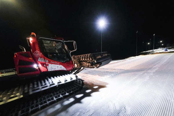Проект гаража ратраков на северном склоне «Ведучи» прошел Главгосэкспертизу.

Это будет один из эпицентров горнолыжной инфраструктуры фактически на вершине основной зоны катания — хребте Данедук на высоте 2327 метров. Главгосэкспертиза России по итогам рассмотрения проектно-сметной документации Кавказ.РФ выдала положительное заключение на проект гаража ратраков.

В здании на пять машин (две — внутри и три под навесом) в несколько этажей помимо техники будут находиться комнаты для отдыха и питания персонала, санузлы, подсобные помещения и даже мини-заправочная станция вместимостью 90 кубометров топлива. Общая площадь застройки составит почти 600 квадратных метров. И все это на вершине северного склона курорта, между станциями двух кресельных канатных дорог под рабочими названиями VL2 и VL4. Строительство этих канаток уже завершается.