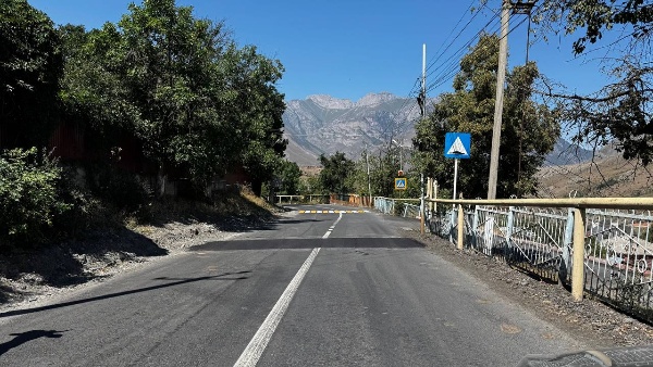 Устройство искусственных дорожных  неровностей по ул. Льянова в с.п. Джейрах и с. Армхи. 

Искусственная неровность (иначе называемая "лежачий полицейский") — специально устроенное возвышение на проезжей части для принудительного снижения скорости движения, расположенное перпендикулярно к оси дороги.
