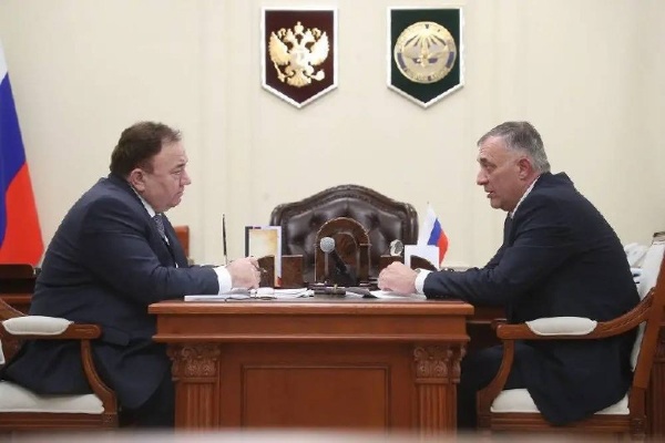 Джейрахский район завершил год с положительной динамикой развития.

Заметно продвинулись инфраструктурные проекты. Завершена реконструкция почти десяти километров дороги Чми–Таргим, построен новый Дом культуры в Джейрахе, обновлена подъездная дорога к курорту «Армхи». Вместе с этим решён один из ключевых вопросов жизнеобеспечения — проложено свыше пяти километров новых водопроводных линий, что полностью сняло проблему водоснабжения. На всех социальных объектах и в многоквартирных домах работают очистные сооружения, производство которых ведётся в нашей республике. Аналогичные работы продолжаются в частном секторе.

Экономический сектор также укрепляется. В индустриальном парке «Джейрах» реализуются новые проекты на предприятии «Кавдоломит» — ведётся добыча камня, производство щебня и установка линии розлива минеральной воды.

Развитие туризма остаётся одной из сильнейших сторон района. В 2025 году Джейрах принял более 600 тысяч гостей, среди которых и местные жители, всё чаще предпочитающие отдыхать в родных горах, а не выезжать за пределы региона. В горной зоне Цей-Лоам завершено строительство объекта придорожного сервиса на 100 мест, продолжается работа над гостиничным комплексом на 57 номеров стоимостью 1,7 млрд рублей. Дополнительно введены в эксплуатацию семь модульных домов.

Большой вклад в развитие территории внёс благотворительный фонд «Сафмар». Завершена реконструкция детского лагеря «Эрзи», который теперь соответствует современным стандартам загородного отдыха. Ведётся масштабная работа по восстановлению башенных комплексов — восстановлено около 220 башен.

Отдельное внимание уделяется спорту и массовым мероприятиям. В альплагере «Кязи» прошёл чемпионат России по альпинизму и тренировочные сборы спортсменов из разных регионов страны. В течение года состоялось более двадцати спортивных и культурных мероприятий, среди которых марафон и чемпионат по скайраннингу.

Финансовые показатели подтверждают эффективность работы. При прогнозе доходов в 64,6 млн рублей в бюджет поступило свыше 70 млн рублей. Доходы по НДФЛ исполнены на 106 процентов, по налогу на имущество — на 142 %, по земельному — на 246%. Задолженностей у бюджетных организаций нет.

В Джейрахском районе органично сочетаются уникальная природа, богатое историческое наследие и современные проекты, которые обеспечивают развитие территории и создают новые возможности. Важно сохранить набранный темп и продолжать движение вперёд, чтобы район оставался точкой притяжения для туристов, инвесторов и примером системной, поступательной работы.