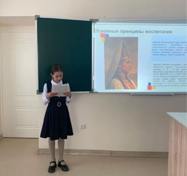 В рамках национального проекта «Семья» во всех школах Ирафского района прошел единый урок, посвященный богатейшей традиционной культуре осетинского народа, его семейным ценностям.

Мероприятие охватило всех учащихся - с 1-го по 11-й класс. Главная цель урока - не просто познакомить, а систематизировать и углубить знания ребят об истории, обычаях, языке, фольклоре и самобытном искусстве Осетии.

Особое внимание на занятии уделили вековым традициям, нерушимым семейным ценностям, легендарному кавказскому гостеприимству, а также глубокому уважению к старшим и почитанию предков.