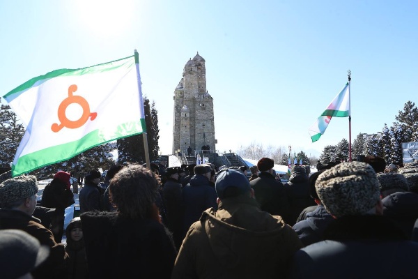 В Ингушетии прошел траурный митинг, посвященный памяти жертв депортации 1944 года.

На Мемориале памяти и славы в Назрани прошло памятное мероприятие, посвящённое 81-й годовщине депортации ингушского народа в Казахстан и Среднюю Азию.

Глава Ингушетии, представители органов власти республики, общественных организаций, религиозные деятели и жители региона почтили память жертв этой страшной трагедии.

Завершилось мероприятие коллективным чтением молитвы (ду1а) по жертвам депортации и посещением музея Мемориала, где каждый смог ознакомиться с экспозицией, посвящённой памяти жертв репрессий.

Вместе с тем, сегодня во всех центральных мечетях проходят поминальные мероприятия, посвящённые годовщине депортации.

Кроме того, культурно-досуговыми и библиотечными учреждениями региона в преддверии памятной даты проводены вечера памяти, беседы, книжно-иллюстративные выставки и другие мероприятия.