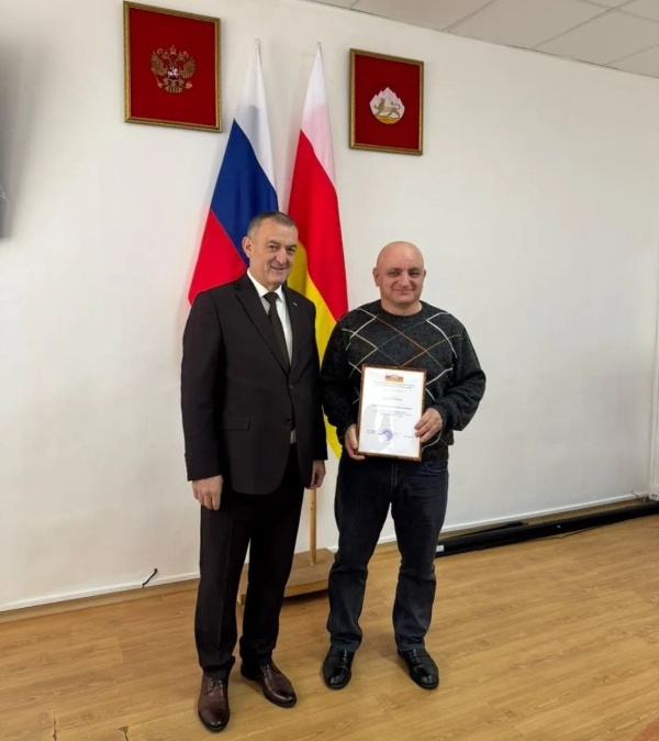 В последние дни декабря принято подводить итоги уходящего года и традиционно отмечать лучших специалистов в той или иной сфере профессиональной деятельности.

Глава Ирафского муниципального района Роберт Хамикоев и председатель Собрания представителей Ирафского муниципального района Казбек Гуцунаев вручили в зале заседаний администрации района награды лучшим специалистам различных сфер профессиональной деятельности. Церемония стала признанием заслуг тех, чей добросовестный труд вносит неоценимый вклад в развитие района. 

Поздравляя лучших из лучших, руководство отметило, что такие специалисты являются примером для всего коллектива, задают высокую планку профессиональных стандартов.

