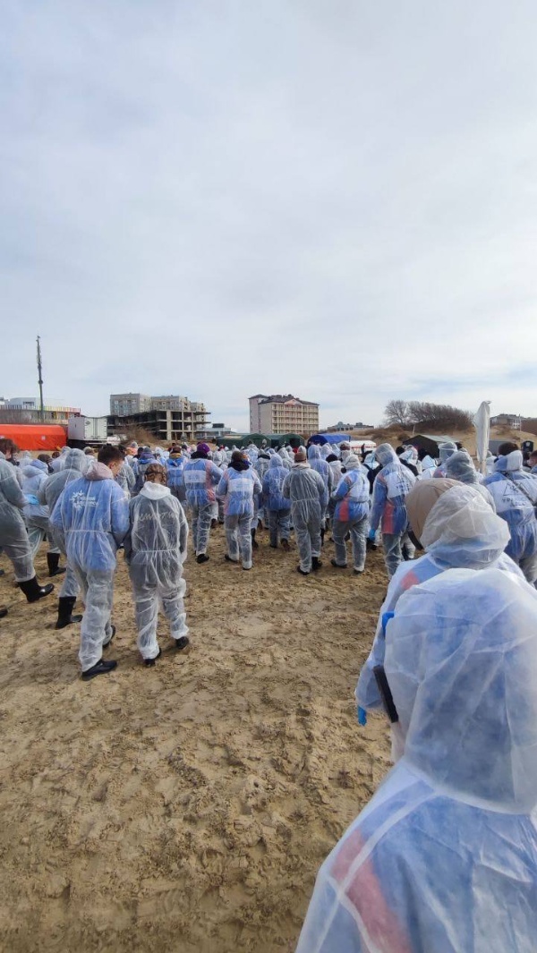 Студенты ПГУ помогают очищать побережье Чёрного моря от мазута.

Ребята включились в работу по устранению последствий утечки нефтепродуктов на Черноморском побережье в районе Анапы, произошедшей в результате затопления двух танкеров.

Наши студенты стали участниками Всероссийского отряда Снежного десанта и сейчас оказывают помощь добровольческому (волонтерскому) корпусу для ликвидации последствий чрезвычайной ситуации.

Работа Отряда организована при поддержке Министерства образования, науки и молодежной политики Краснодарского края.