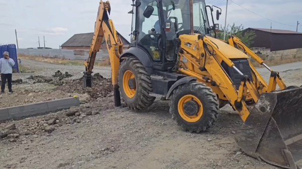 В Сунже благоустраивают улицу Фестивальную.

Глава города Аслан Умаров и его заместитель Муса Дзязиков проверили ход работ.

Что сделают:

Заасфальтируют 150 метров дороги (ширина 6 м).

Построят 100-метровый тротуар (ширина 1,6 м).

Сейчас идут подготовительные работы. Новая дорога и тротуар улучшат доступность спортивной площадки, построенной в 2024 году, и создадут комфортные условия для жителей.

 Срок завершения: 10 дней.