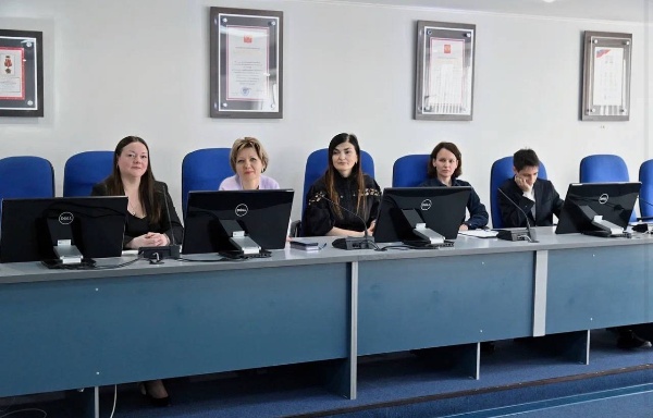 В ПГУ завершилась внутривузовская олимпиада «Искусственный интеллект в экономике».
 
Организатором олимпиады выступила кафедра экономики, менеджмента и финансов. Участники решали тесты и кейс, использовали нейросети для выполнения профессионально-творческого задания. Более 40 студентов попробовали свои силы, 25 прошли все этапы, 8 стали призёрами и номинантами!
 
Победители:
1 место – Аделина Тавасиева (ИПРиМ);
2 место – Алина Джиоева (ИРГЯИГТ);
3 место – Арман Мелик-Тангиев (ИМО) и Эллада Аллахвердова (ИЮиИ). 
 
Номинантами стали: Елизавета Бушуева (ИРГЯИГТ), Эдвин Туниянц (ИМО), Регина Петряева (ИРГЯИГТ), Ангелина Артамонова (ВШУ).