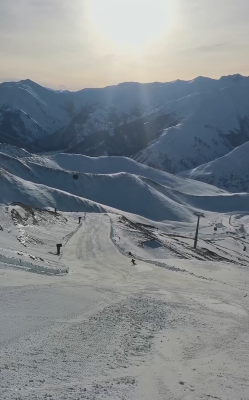 На курорте Мамисон открылась новая трасса под кодовым названием 1А.

Почти 4 км скорости красного уровня, расположенных под гондольной канатной дорогой. Эта трасса высоких скоростей доставит сверху прямиком на площадь Калак. Это вариант для опытных райдеров. Учиться кататься и шлифовать технику лучше в зоне кресельной станции «Мамихдон» на зеленой трассе 3А.