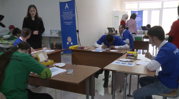 В Назрани на базе Колледжа сервиса и быта начался региональный этап чемпионата профессионального мастерства «Абилимпикс – 2026». 

Соревнования продлятся до 24 апреля и станут частью всероссийского движения, объединяющего людей с инвалидностью и ограниченными возможностями здоровья, экспертов, наставников и работодателей.

В этом году участие принимают 116 человек. Участники демонстрируют свои навыки в 24 компетенциях, среди которых IT-направления, медицина, сфера услуг и творческие дисциплины.

Отдельное внимание уделено направлению «Фестиваль возможностей», где участники с тяжелыми и множественными нарушениями развития показывают свои умения в творческих форматах.

Помимо конкурсной части, программа включает ярмарку вакансий, мастер-классы и профориентационные мероприятия с участием работодателей.