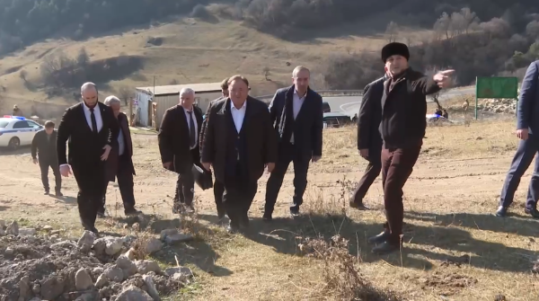 Глава Республики Ингушетия Махмуд-Али Макшарипович Калиматов совместно с представителями Благотворительного фонда "САФМАР" открыл пять отреставрированных по проекту "АСМ Групп" исторических башен Архитектурного комплекса "Кели" в горной части Ингушетии. 

"Самое главное - он пригласил специалистов из Питера" - сказал Калиматов собравшимся, говоря о деятельности фонда и лично Микаила Гуцериева.