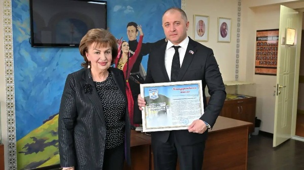 В ПГУ отметили 35-летие региональной грузинской национально-культурной автономии «Иверия» торжественным вручением благодарности от ректора.

Директор ИИЯМТ, профессор Ирина Михайловна Акопянц торжественно вручила благодарственное письмо от имени ректора ПГУ, профессора А.П. Горбунова Председателю Региональной Грузинской национально-культурной автономии «Иверия» в Ставропольском крае Петру Владимировичу Лобжанидзе.

Письмо было приурочено к 35-летию со дня основания автономии. В тексте от имени ректора отмечается, что все эти годы «Иверия» под руководством Петра Лобжанидзе является значимым центром сохранения богатого культурного наследия грузинского народа.

Ирина Акопянц также передала слова искренней признательности от университета за многолетнее плодотворное сотрудничество и личный вклад Петра Лобжанидзе в укрепление межнационального согласия.