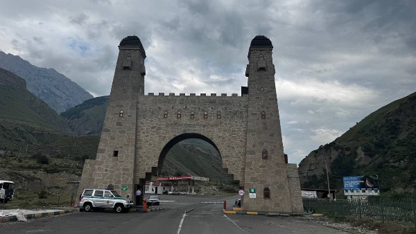 В рамках благоустройства общественной территории  начаты работы по демонтажу старой надписи  и установке  объемных световых букв. Данная  конструкции являются каркасной и изготовлена из светопрозрачных материалов.  

Также на стадии завершения фонтан, который строится  из камня добытого на территории Джейрахского района. 