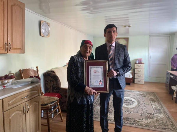 В Сурх- Дигоре сегодня вручили долгожителям села сертификаты  Книги рекордов России и единовременные выплаты от главы республики. 

5 июля Сурх-Дигора попала в Книгу рекордов России за "Наибольшее количество одновременно живущих долгожителей в одном селе в России", став единственным селом в России, которое трижды внесено в реестр достижений.

Инициатором  занесения долгожителей Сурх-Дигоры в Книгу рекордов России и единовременных выплат от главы республики стал заместитель главы Сурх-Дигорского сельского поселения Олег Марзоев.