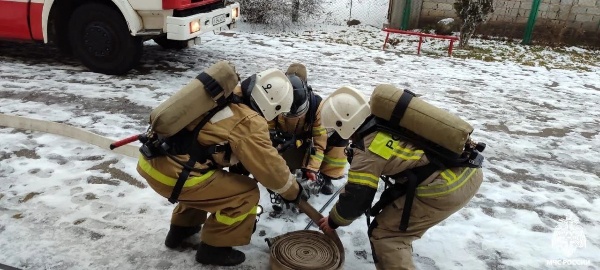 В школе Назрановского района прошли учения по тушению пожара.

На базе СОШ в с.п. Долаково проведены пожарно-тактические занятия.

По легенде, возгорание произошло на кухне 1-го этажа из-за короткого замыкания.

Ход действий:
Персонал школы эвакуировал 40 человек до прибытия пожарных.
Прибывшие подразделения провели разведку в дыхательных аппаратах.
Найден и выведен из здания условный пострадавший.
Пожарные ликвидировали условное возгорание.

Цель учений:
Отработка действий при тушении пожаров на социально значимых объектах.
Совершенствование навыков оценки обстановки, принятия решений и прогнозирования.