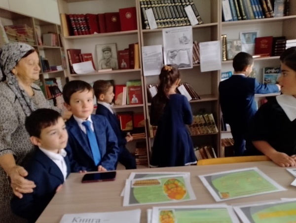 В рамках национального проекта «Молодежь и дети» первоклассники школы в с. Лескен совершили увлекательное путешествие в волшебный мир литературы, побывав в школьной библиотеке. Визит был приурочен к Международному дню школьной библиотеки.

Такие инициативы наглядно демонстрируют, как в рамках национального проекта «Молодежь и дети» создаются условия для гармоничного развития подрастающего поколения, пробуждения у него интереса к чтению и настоящей любви к книге с самых первых школьных дней.
