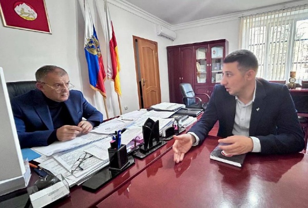 22 октября врио Председателя Комитета по делам печати и массовых коммуникаций РСО-Алания Эльдар Афашоков посетил Ирафский район с рабочим визитом.  

Встреча с Главой Ирафского района Робертом Хамикоевым - обсудили роль муниципальных СМИ и пути их развития.  

Визит в редакцию газеты «Ираф» - с главным редактором Мадиной Хоцаоновой говорили о повышении тиража, расширении аудитории и решении проблем доставки издания жителям.  

Эльдар Афашоков подчеркнул важность оперативного реагирования в информационном поле республики.